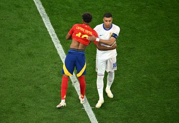 Topvoetballer Kylian Mbappé verrast met boodschap aan veelbesproken Lamine Yamal: 'Laat hem met rust'