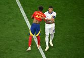 Lamine Yamal en Kylian Mbappé begroeten elkaar in het onderlinge duel met hun nationale elftal. ©Getty Images