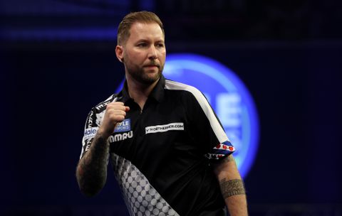 Topdarter Danny Noppert overleeft loodzware partij tegen ex-wereldkampioen en bereikt halve finale World Grand Prix