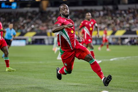 Surinaams voetbalteam op cruciaal moment opgeschrikt door schandaal: 'Er is aangifte gedaan'