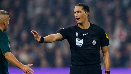 Scheidsrechter Serdar Gözübüyük zorgt voor discussie met opmerkelijke beslissing: 'Dán is het rood'
