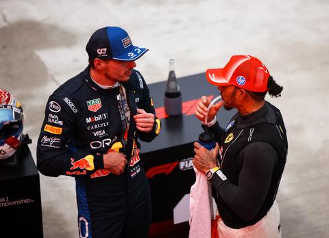 Max Verstappen pakt na zinderende strijd met Ferrari's eerste pole position ooit voor GP van Singapore