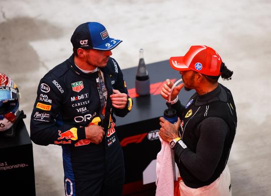 Max Verstappen pakt na zinderende strijd met Ferrari's eerste pole position ooit voor GP van Singapore