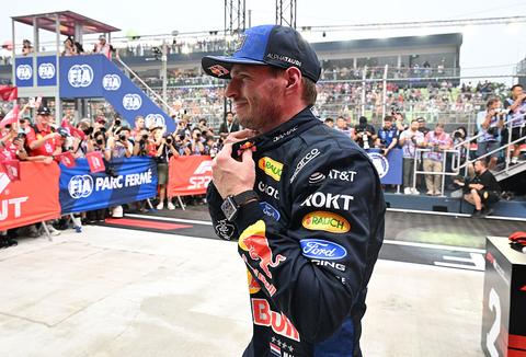 Max Verstappen ondanks primeur bij GP Singapore kritisch: 'Ik zie een sprintzege niet als overwinning'