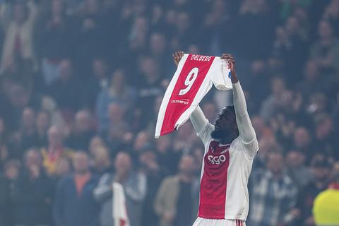 Opvallende naam zit achter fraai eerbetoon van Ajax-spits Tolu Arokodare: 'Het was zijn idee'