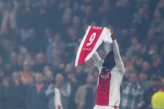Opvallende naam zit achter fraai eerbetoon van Ajax-spits Tolu Arokodare: 'Het was zijn idee'