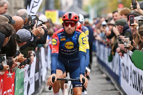 Bijzonder eerbetoon aan topwielrenner Bauke Mollema en zijn collega die met twee gebroken polsen afscheid neemt in de Ronde van Lombardije
