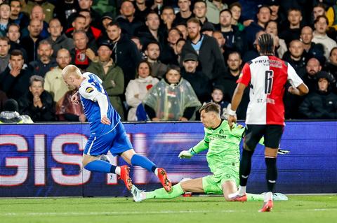 Frustratie bij AZ-spelers na opvallend penaltymoment tegen Feyenoord: 'Dat zijn hele cruciale momenten'