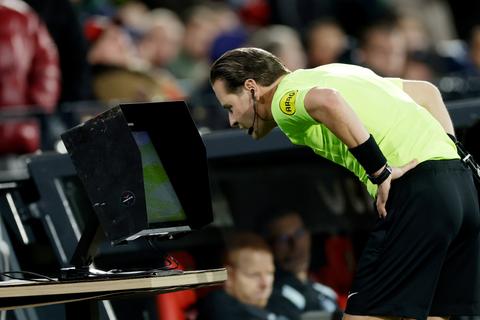 Scheidsrechter Danny Makkelie en VAR zorgen voor opmerkelijk moment bij Feyenoord - AZ: hoofdrol voor Mexx Meerdink