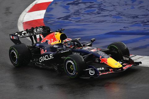 Max Verstappen schrijft geschiedenis met eerste overwinning in Singapore, drama voor George Russell in chaotische race