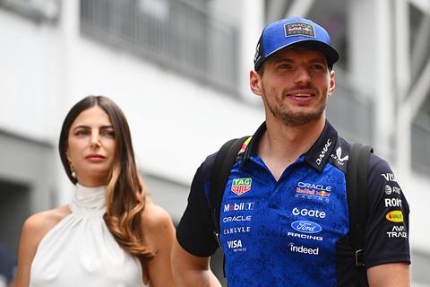Beroemde vriendinnen van Max Verstappen en Lewis Hamilton trekken de aandacht tijdens GP van Singapore