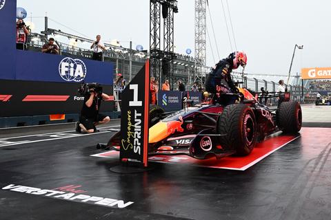 WK-stand Formule 1: Max Verstappen stijgt een plek dankzij sterke sprintrace Singepore en blunder Lando Norris