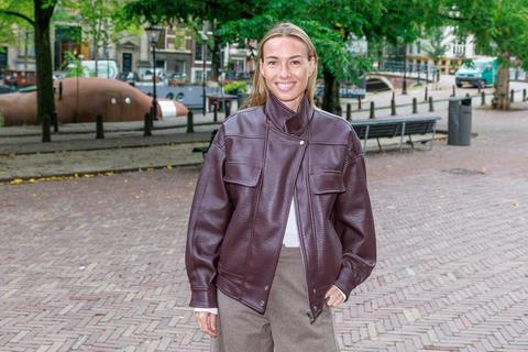 Estelle (33), dochter van ex-topvoetballer John van 't Schip, reageert op nieuwe liefde van haar vader