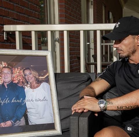 Broertje van voetbalicoon Wesley Sneijder deelt emotioneel eerbetoon aan overleden ouders: 'Het gemis is enorm'