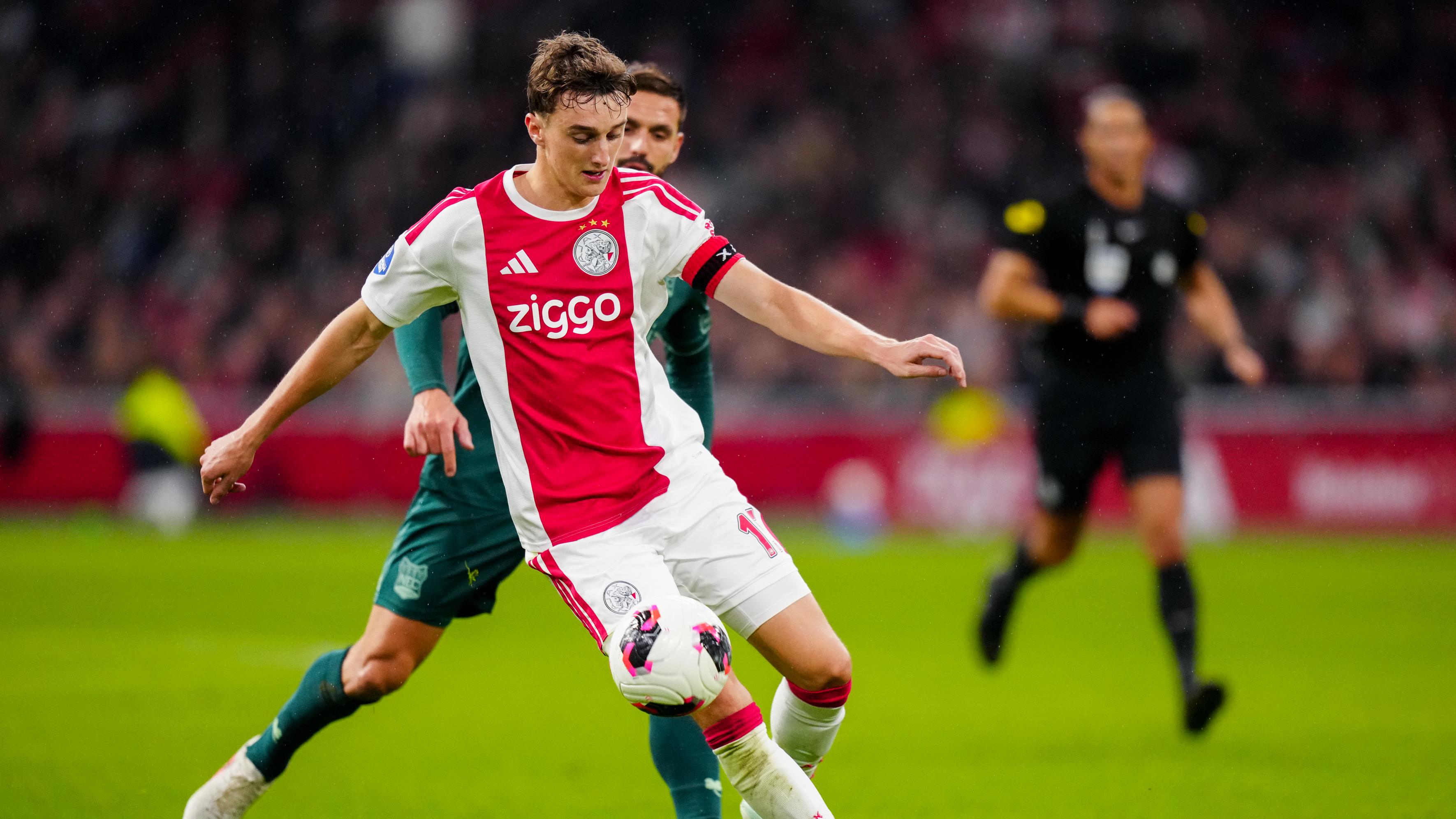 Ajax-aanvoerder Youri Baas verrast met antwoord over titelkansen: 'Ik ...