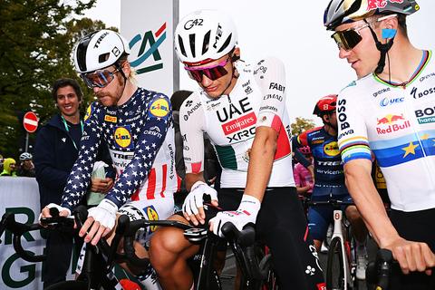 Wielrenners weigeren te starten in Ronde van Lombardije, Remco Evenepoel grijpt microfoon: 'Dat is onacceptabel'
