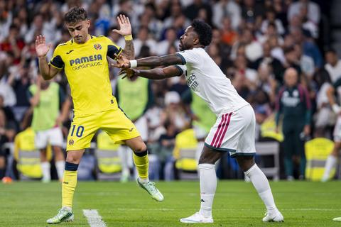 Topvoetballer Vinicius Junior laat zich volledig gaan: scheidsrechter grijpt in na vreemde actie