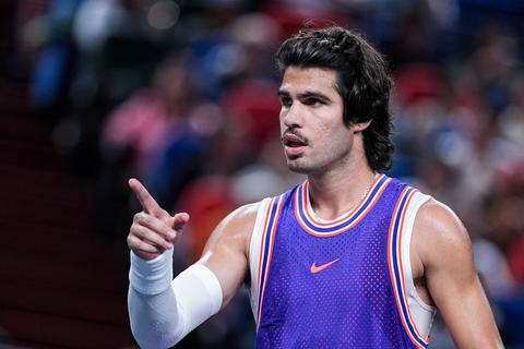 Toptennisser Carlos Alcaraz (23) verrast met nieuwe look in Shanghai: 'We hebben er enorme schik mee'