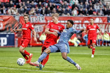 FC Twente doorbreekt zegereeks Ajax in boeiend voetbalgevecht in Enschede