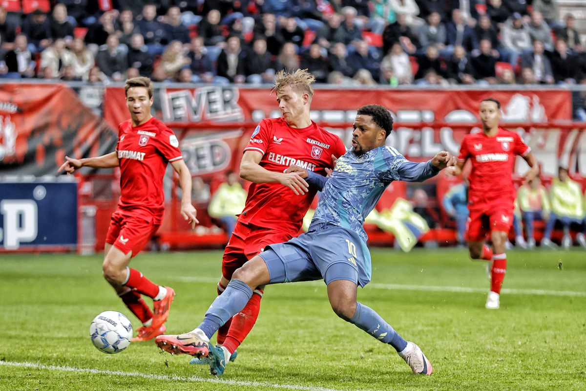 FC Twente doorbreekt zegereeks Ajax in boeiend voetbalgevecht in Enschede