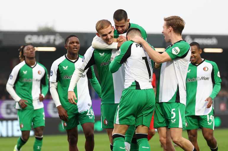 Feyenoord heeft ondanks overvolle ziekenboeg geen kind aan Almere City en wint ruim