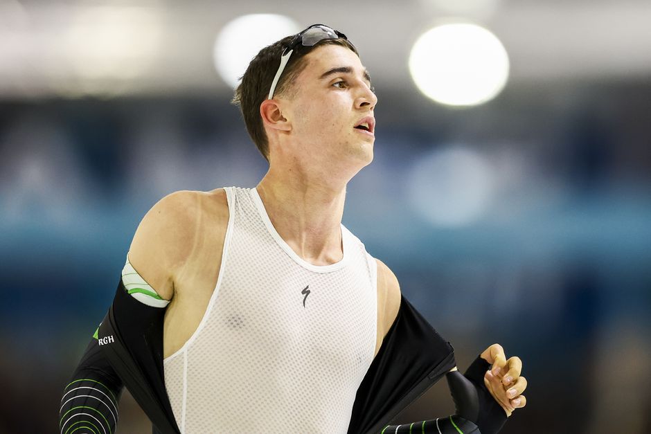 Schaatsfenomeen Jordan Stolz toont zich al meteen oppermachtig bij start seizoen, Jenning de Boo houdt schade beperkt