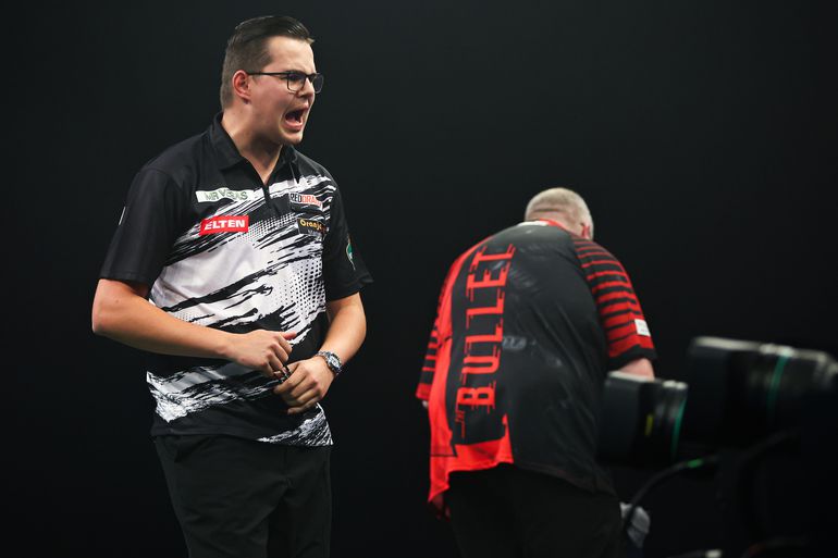 Fabelachtige Gian van Veen bewijst zichzelf grote dienst in Grand Slam of Darts, deceptie voor landgenoot