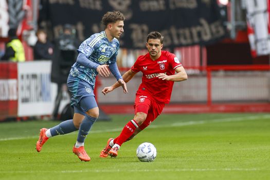 Ajax en Mika Godts moeten vrezen: aanvaller met veel pijn naar de grond in duel tegen FC Twente