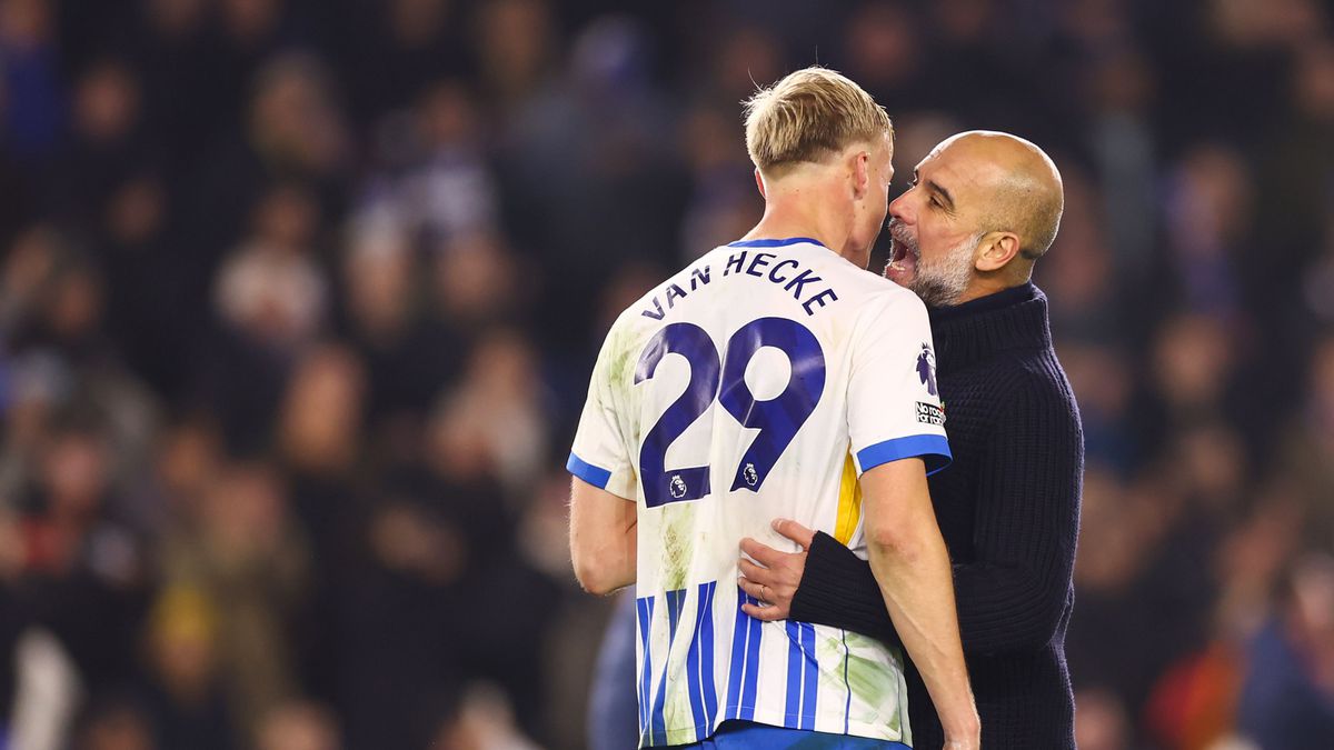 Pep Guardiola loopt druk pratend van het veld met Nederlandse international: 'Dat zei ik tegen hem'