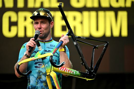 Mark Cavendish sluit grootse carrière af met zege in Singapore: 'Besefte dat het echt afgelopen is'