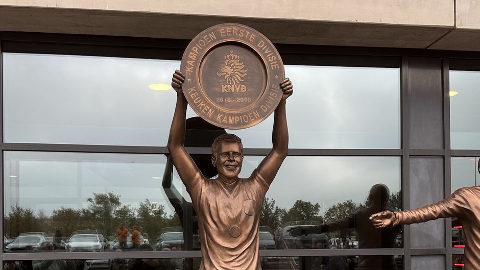 Clubicoon Wout Brama krijgt na unieke prestatie bij FC Twente prachtig cadeau van fans
