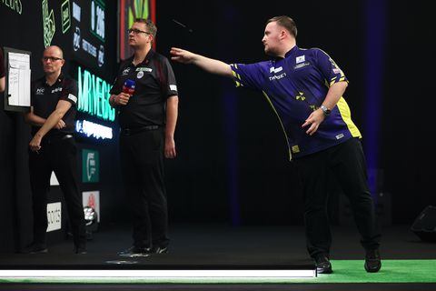 Luke Littler moeiteloos naar volgende ronde Grand Slam of Darts na overwinning op Dimitri van den Bergh