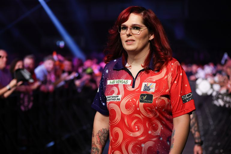 Veelbesproken Noa-Lynn van Leuven laat historie glippen in Grand Slam of Darts: 'Gewoon ruk'