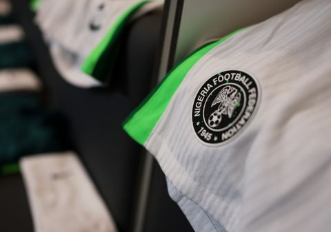 Voetbalwedstrijd ontspoort volledig, fans steken speler na doelpunt in z'n nek