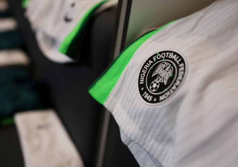 Voetbalwedstrijd ontspoort volledig, fans steken speler na doelpunt in z'n nek