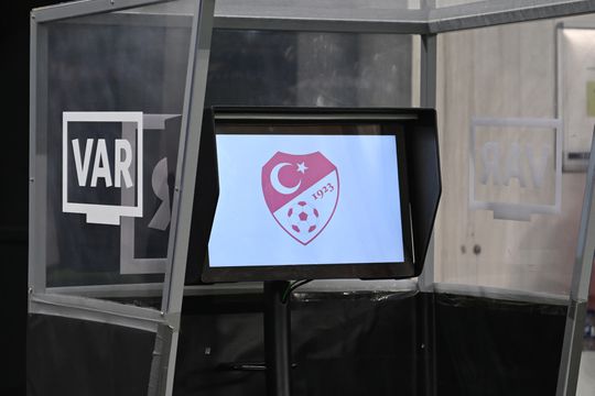 Dik duizend profvoetballers zitten in de problemen: voetbalbond legt massale schorsing op