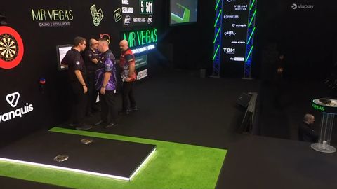 Engelse media in rep en roer over openlijke ruzie tussen topdarter en scheids op podium Grand Slam