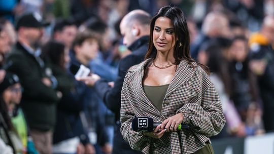 Vriendin van topvoetballer duikt op in opvallende outfit: 'Is dit het begin van een bepaalde film?'