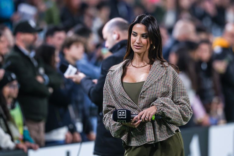 Vriendin van topvoetballer duikt op in opvallende outfit: 'Is dit het begin van een bepaalde film?'