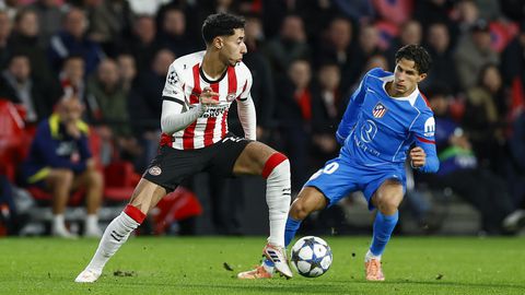 PSV-trainer Peter Bosz luistert hoofdschuddend naar eigen speler: 'Dat kan helemaal niet, man'