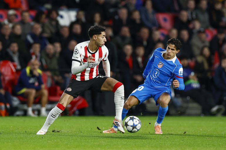 PSV-trainer Peter Bosz luistert hoofdschuddend naar eigen speler: 'Dat kan helemaal niet, man'