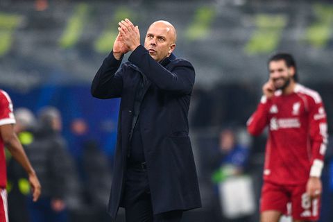 Geplaagde Arne Slot dankbaar na fraai gebaar van Liverpool-fans: 'Dat betekent veel voor mij'