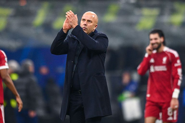 Geplaagde Arne Slot dankbaar na fraai gebaar van Liverpool-fans: 'Dat betekent veel voor mij'