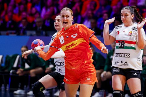 Oranje-speelster ziet feest met teamgenoten in duigen vallen na rode kaart op WK handbal: 'Helemaal alleen'