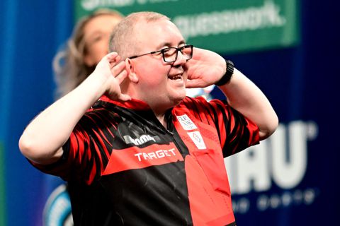 Topdarters nemen deel aan ludieke video om groot probleem op te lossen richting WK: 'Of anders...'