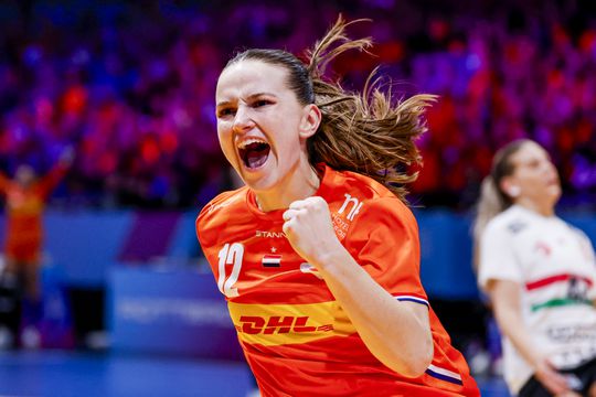 Oranje laat koning juichen met overtuigende zege op WK handbal, angstgegner wacht in halve finale