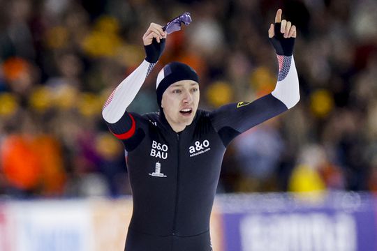Duitse schaatssensatie (18) werd op bizarre manier verleid: 'Mijn vader moest tekenen'