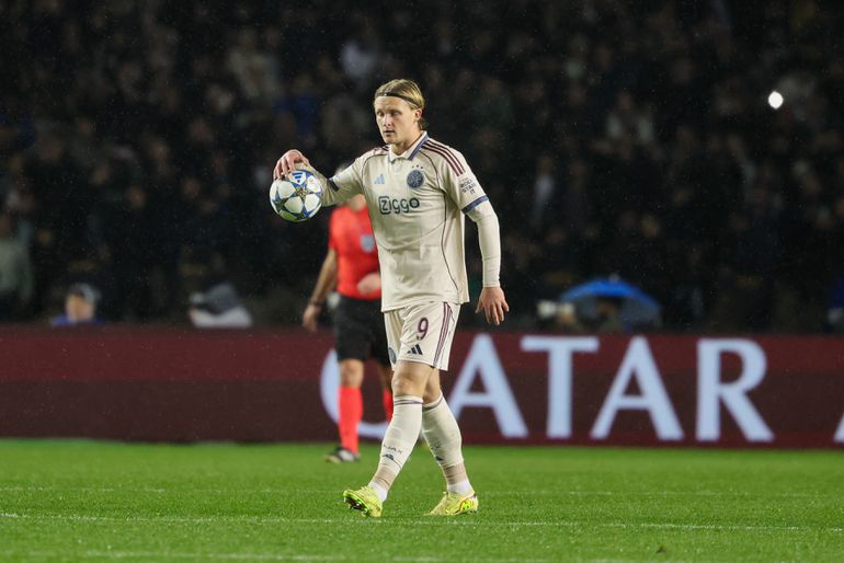 Live Champions League | Kasper Dolberg bezorgt Ajax welkome opsteker in Champions League