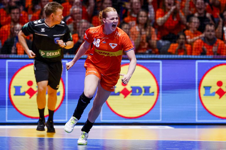 Oranje-speelster Dione Housheer over intense strijd op WK handbal: 'Het was echt een gevecht'