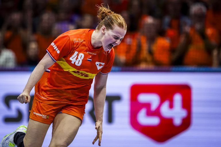 Live WK handbal | Nederland loopt uit op Hongarije in kwartfinale met hooggeëerd publiek